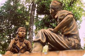 Di bagian luar museum terdapat monumen patung jenderal sudirman sedang menunggangi kuda. Petilasan Panglima Besar Jendral Sudirman Di Tanah Nganjuk Detiklensatv