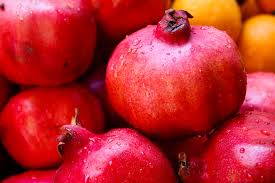 As such, assessing the color of the fruit will only get you so far when you're trying to pick the best pomegranate at the store. How To Tell If A Pomegranate Is Ripe