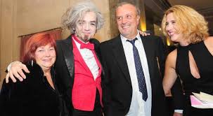 A cavallo della tigre è un film del 2002, diretto dal regista carlo mazzacurati, remake dell'omonimo film del 1961 di luigi comencini con nino manfredi. Vip In Platea A Teatro Per L Esordio Di Morgan Regista La Stampa