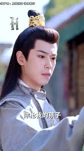 Aceptar a la hermana menor a través del brazalete familiar