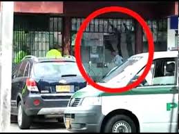Aunque los viernes abre hasta las 4:30 p.m. Robo Banco De Bogota En Cali Youtube