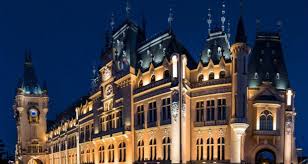 The palace is one of the biggest buildings in the entire country, it covers an area of 34,236 m2 (368,510 sq ft). Iesenii AsteptaÅ£i In AceastÄ SearÄ La Un Spectacol Vizual Proiectat Pe Turnul Palatului Culturii 24 Ore