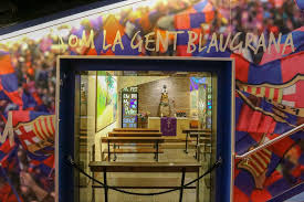 Ein souvenir aus barcelona, originelles design. Der Schriftzug Im Spielertunnel Des Fussballmuseums Som La Gent Blaugrana Wir Sind Das Barca Volk Auf Katalanisch Und Ist Teil Der Fc Barcelona Hymne Creative Commons Bilder