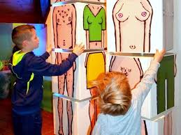 Hij vraagt het meisje zich uit te kleden en op de divan te gaan liggen. Alle Prangende Seksvragen Van Jouw Kind Uitgelegd In Het Huis Van Kina