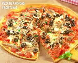 Pizza Casera De Anchoas Queso Y Aceitunas Pizza Casera Comida Croquetas De Pollo