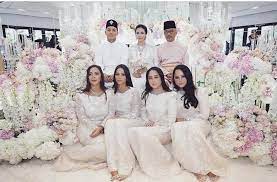 Hasil perkahwinan baginda bersama tunku azizah aminah maimunah pasangan diraja ini dikurniakan enam cahaya mata, 4 putera dan 2 puteri. Kenali Puteri Dan Puteri Ydpa Al Sultan Abdullah Santai Sini