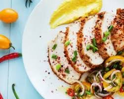 Recette De Filet De Dinde Grille A La Moutarde A L Ancienne Et Salade De Legumes En 2020 Dinde Grillee Dinde Salade De Legumes