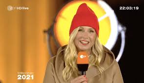 Fernbedienung raus, es ist frühling. Fur Wen Hat Sich Andrea Kiewel So Schick Gemacht Schlager De