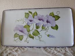 Plat A Cake En Porcelaine Peinte Main Liserons Mauve Et Etsy Garden Rock Art China Painting Porcelain Painting