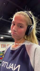 Hallie Singleton's Instagram, Twitter & Facebook