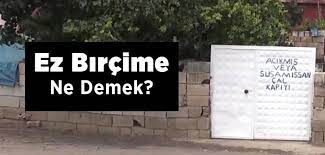 2 an anchor or weight, permanently attached to the sea floor, with a buoy going to the surface, used to hold the boat. Kurtce Ez Bircime Ne Demek