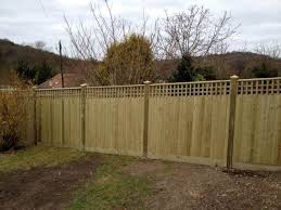 How to build a trellis fence out of reclaimed wood and wire mesh! Venetian Fencing And Trellis Fences In Kent