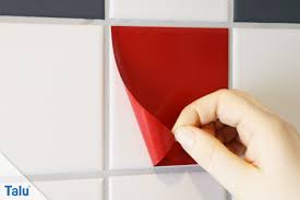 Unsere redaktion an produkttestern eine große auswahl an marken ausführlich analysiert statt die fliesen mit dauerhaften fliesenlack oder vergilbender fliesenfarbe zu lackieren, einfach die kacheln mit trendiger klebefolie bekleben. Fliesen Bekleben So Bringen Sie Fliesenfolie Fliesenaufkleber An Talu De