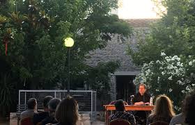 Η ιωάννα παππά θυμίζει πριγκίπισσα κάποιου κλασικού παραμυθιού, ωστόσο οι ρόλοι που υποδύεται είναι δύσκολοι, απαιτητικοί, ενώ με κάθε νέα της επιλογή ανεβάζει τον πήχη και.τα καταφέρνει περίφημα. Lignadhs Katalabainw Pws Einai Enas Kallitexnhs Na Blepei Mprosta Toy Mayro In Gr