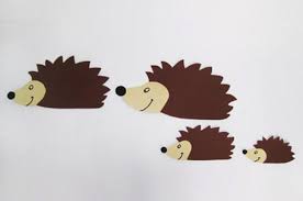 Basteln herbst fensterbild herbstbasteln kinder igel vorlage herbstdeko mit kindern basteln basteln mit kleinkindern herbst herbst im kindergarten bastel herbst drachen basteln. Fensterbild Igelfamilie Basteln Mit Kindern Ab 3 Jahren Netmoms De