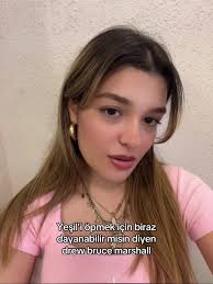 Drew Ve Yeşil Öpüşme