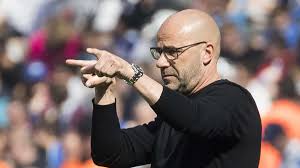 Peter bosz with a photograph of his dog, annette bosz. Peter Bosz Der Bessermacher Fussball