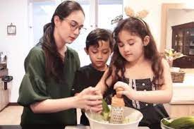 Saat itu, arumi menikah terbilang pada usia cukup muda yakni 19 tahun sedangkan emil berusia 29 tahun. Jadi Happy Moms Happy Ramadhan Dengan Ajak Si Kecil Coba Resep Takjil Segar Ala Arumi Bachsin Satu Ini Bahannya Gampang Banget Semua Halaman Nakita