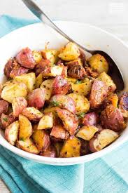 Garlic Parmesan Roasted Red Potatoes Are An Easy To Make Side Dish That Cooks In The Oven Right Alon Roasted Red Potatoes Baked Red Potatoes Red Potato Recipes
