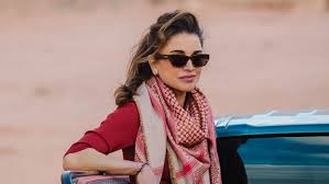 Rania de Jordania sorprende con botas de cordones tipo Dr. Martens y pantalón cargo en el desierto