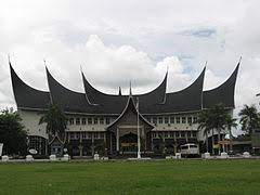 Ciri khas rumah gadang ini memiliki arsitektur khas minang dengan atap yang bergonjong sebanyak 4 buah terbuat. Rumah Gadang Wikipedia Bahasa Indonesia Ensiklopedia Bebas