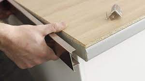 Raccord de plan de travail utilisé pour relier les surfaces acier avec finition plaquée au zinc Comment Poser Un Plan De Travail M6 Deco Fr