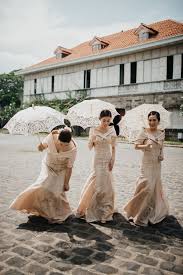 You Will Fall In Love With This Regal Filipiniana Wedding In Bataan Bridesmaids Outfit Bridesmaids Looks Philippinische Hochzeit Braut Hochzeit Pinterest