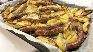 Saucisses Et Pommes De Terre Au Four Recettes Faciles Recette En 2020 Pomme De Terre Au Four Recettes De Cuisine Recette Facile