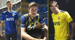 Fenerahçe'de yeni sezon forması coşkusu her yıl olduğu gibi bu yıl da hız kesmeden devam ediyor. Iste Fenerbahce Nin Yeni Sezon Formalari Trt Spor Turkiye Nin Guncel Spor Haber Kaynagi