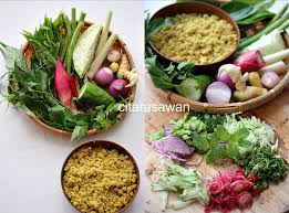 Nasi ulam je tradičný betawi a malajčina jedlo v pare ryža (nasi) podávané s rôznymi bylinkami a zeleninou (ulam),3 bežne sa nachádza v indonézsky a malajzijskej kuchyne. Nasi Ulam Kelantan Resepi Terbaik