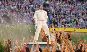 Final do futebol americano vira festa multicultural pró-imigrantes