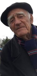 Monsieur Mora,une figure de l'ostreiculture à Gujan-mestras il y a peu de  temps encore à bicyclette,malgré son grand âge.