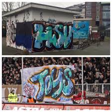 Als relegation (von lateinisch relegatio ‚fortschickung', ‚verbannung', ‚verweisung') werden im deutschen sport qualifikationsspiele bezeichnet, bei denen es für die beteiligten in der regel entweder um die verhinderung des abstiegs in eine tiefere oder um den aufstieg in eine höhere liga geht. St Pauli Fans Kontern Hsv Farbabttacke Fanzeit