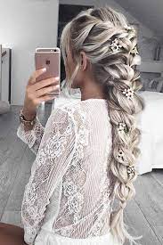Ultra Voluminous Braid Xxl Woman Hairstyle Idea With Flower Petals Hairstyle Woman Braid Xxl Ult In 2020 Abschlussballfrisuren Frisur Ideen Geflochtene Frisuren