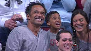 Un an et demi après son avc, un ami donne de ses nouvelles. Watch Joakim Noah S Dad Ignore A Sideline Interview To Give His Son A Standing Ovation For The Win