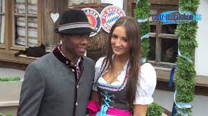 Depuis le coup d'envoi de l'euro 2016, non stop people vous fait découvrir chaque jour les épouses de footballeurs sélectionnés pour la compétition. Fc Bayerns David Alaba Mit Freundin Katja Butylina Erster Gemeinsamer Auftritt Youtube