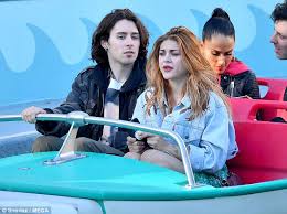 Kurt cobain and courtney love's daughter, frances bean cobain, is all grown up at 28. Frances Bean Cobain And Her Boyfriend Pack On The Pda At Disneyland Daily Mail Online