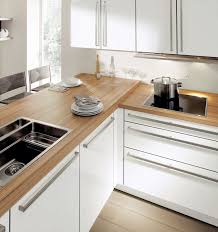 Mention spécial pour la hotte colorée. Cuisine Blanche Deco Violette Cuisine Blanche Et Bois Cuisine Blanche Cuisine Blanc Laque