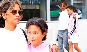 Halle Berry Wraps An Arm Around Daughter Nahla 11 As They Enjoy Weekend La Stroll Daily Mail Online