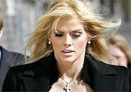 Pai faz memorial para filho de Anna Nicole Smith