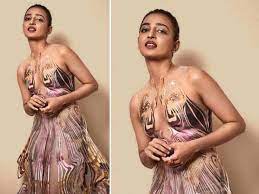 Radhika apte age, height, biography, wiki, net worth, career, husband, family, house & cars. Ey Op5ibbthoam