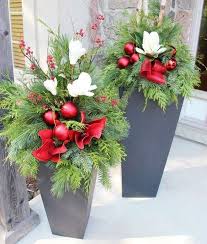 Arrangements In Hochkubeln Mit Grun Und Roten Eihnachtsbaumkugeln Weihnachtsdeko Aussen Weihnachtsdeko Draussen Weihnachtsdekoration