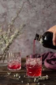 Selbstgemachter Rhabarber Himbeersirup Glucksgenuss Rezept In 2020 Himbeersirup Himbeeren Rhabarber