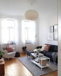 Eine Kleine Gallery Wall Und Eine Tolle Deckenleuchte Bringen Leben In Dieses Wohnzimmer Das Kusche Wohnzimmer Grau Wohnzimmer Gestalten Wohnzimmer Einrichten