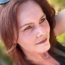 Normalerweise glaube ich muss/sollte man um Liebe nicht kämpfen  müssen..ABER....das Leben und die Liebe gehen manchmal seltsame Wege....und  es ist nicht immer alles schwarz oder weiß. Ich denke es lohnt sich auf