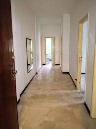 A casale monferrato, su strada cavalcavia, proponiamo in vendita appartamento perfettamente ristrutturato, al terzo piano con ascensore, composto da ingresso su salotto, cucina abitabile, tre camere da letto di cui una con bagnetto privato, bagno, due balconi, cantina e garage. Appartamenti Quadrilocali In Vendita A Casale Monferrato Portaleagenzieimmobiliari It