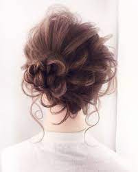 おくれ毛で胸キュンポイントアップ 彼を落とすお団子ヘア8選 お呼ばれ ヘアアレンジ 結婚式 ヘアアレンジ ミディアム ヘアセット 結婚式
