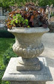 Vase Medicis En Pierre De Taille Sculptee Fabrication Artisanale Du Tailleur De Pierre Alain Bidal Jardiniere En Pierre Vase Medicis Pot De Fleurs