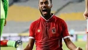 حسام عاشور تراجع عن قرار اعتزاله اللعب وفضل الاستمرار في الملاعب لمدة موسمين على الاقل ، ويفاضل حالياً بين عدد من العروض المقدمة اليه سواء العربيه أو المحليه. ÙÙŠ Ø¹ÙŠØ¯ Ù…ÙŠÙ„Ø§Ø¯ Ø­Ø³Ø§Ù… Ø¹Ø§Ø´ÙˆØ± Ø§Ù„Ù€ 33 Ø¬Ù…Ø§Ù‡ÙŠØ± Ø§Ù„Ø£Ù‡Ù„ÙŠ ØªØªØºÙ†Ù‰ Ø¨Ù€ Ù‚Ù„Ø¨ Ø§Ù„Ø£Ø³Ø¯ Ù…ØµØ± Ø§Ù„Ø¹Ø±Ø¨ÙŠØ©