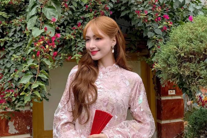 Hòa Minzy nhiều lần gây ấn tượng khi diện áo dài với thiết kế tinh giản, tôn nét đẹp truyền thống kết hợp hơi thở hiện đại.